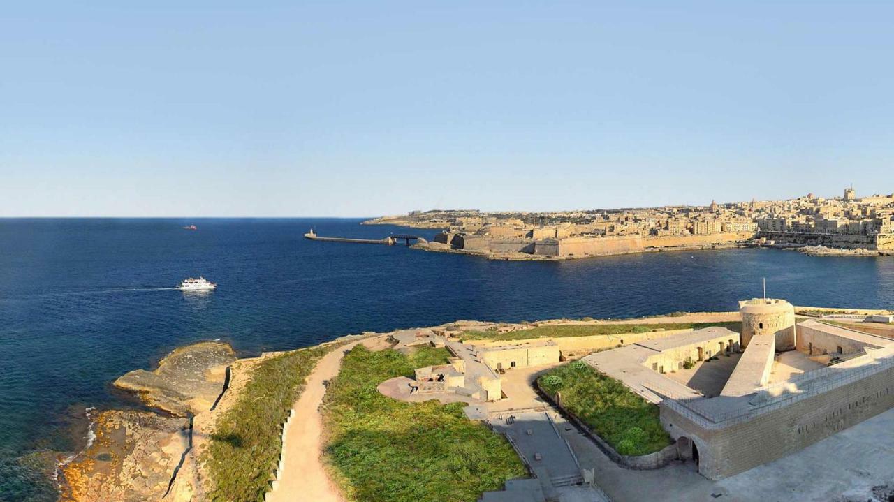 Stylish Seaview Apartment In A Prime Location Sliema Exterior photo