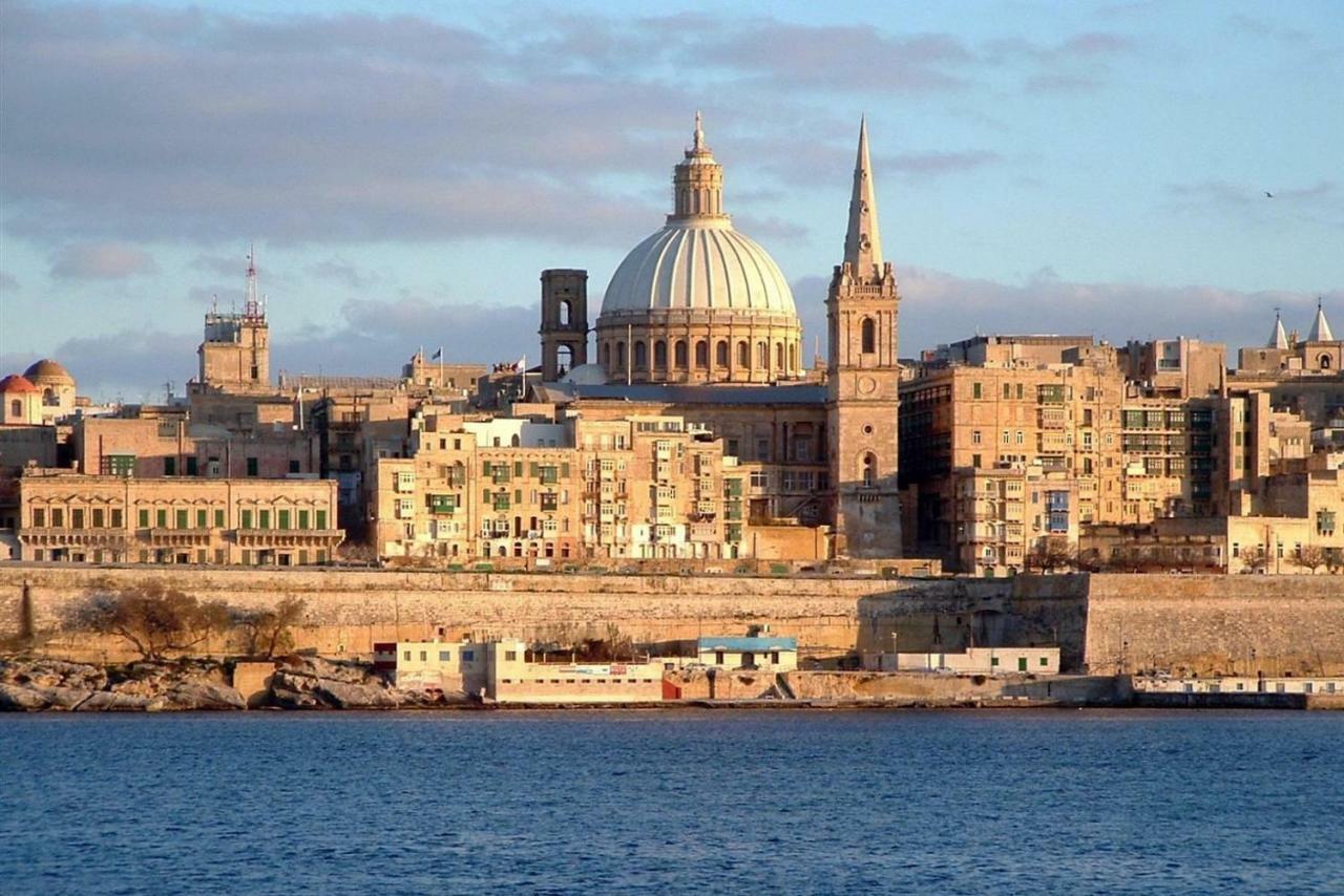Stylish Seaview Apartment In A Prime Location Sliema Exterior photo